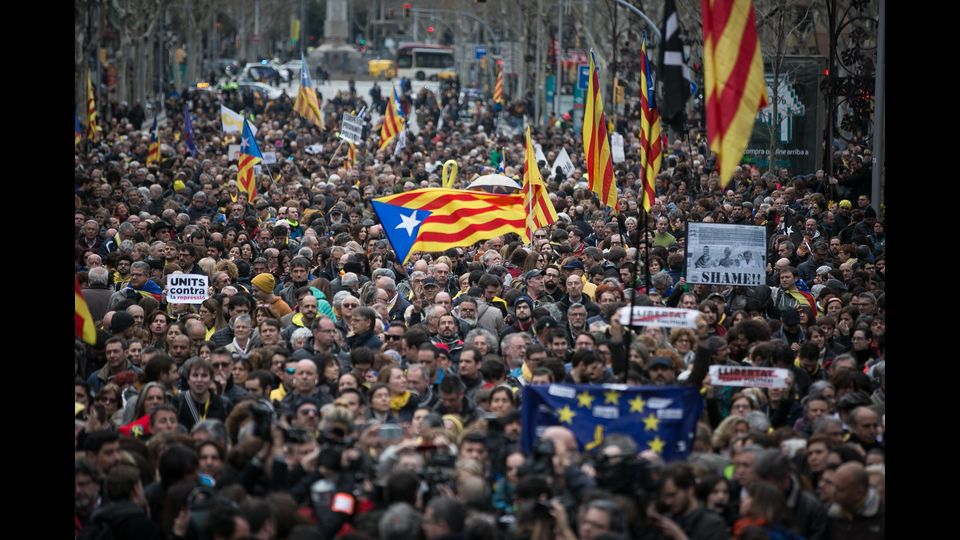 Manifestazione a Barcellona contro fermo in Germania di Carles Puigdemont &nbsp;