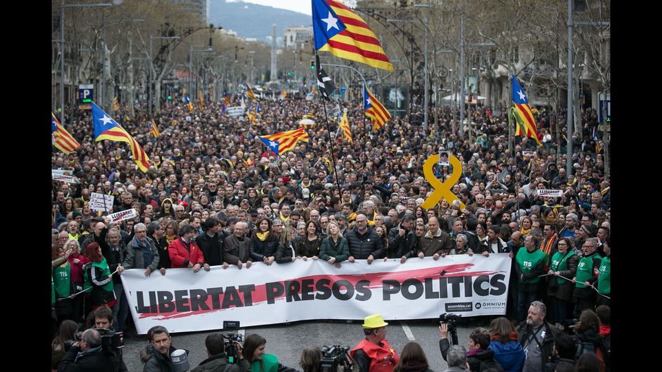 Manifestazione a Barcellona contro fermo in Germania di Carles Puigdemont &nbsp;