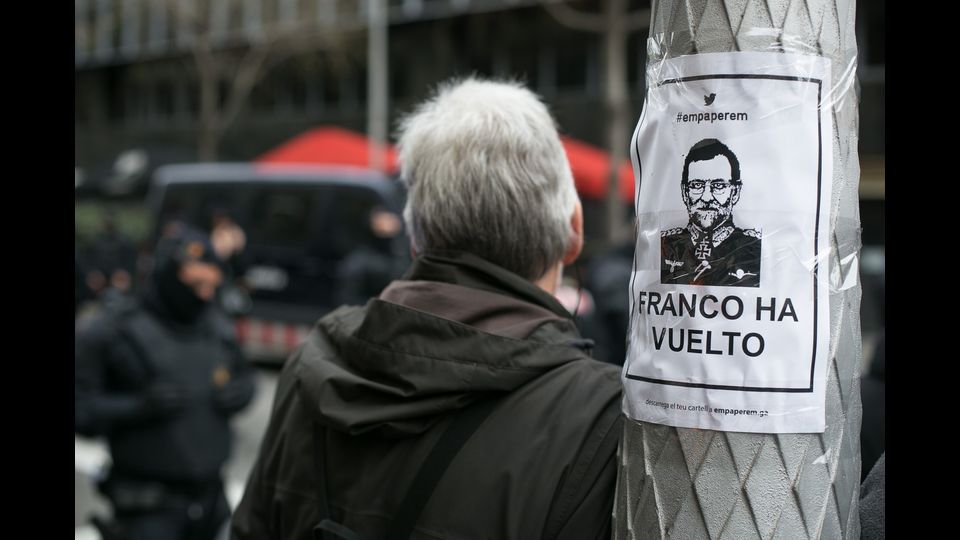 Manifestazione a Barcellona contro fermo in Germania di Carles Puigdemont &nbsp;