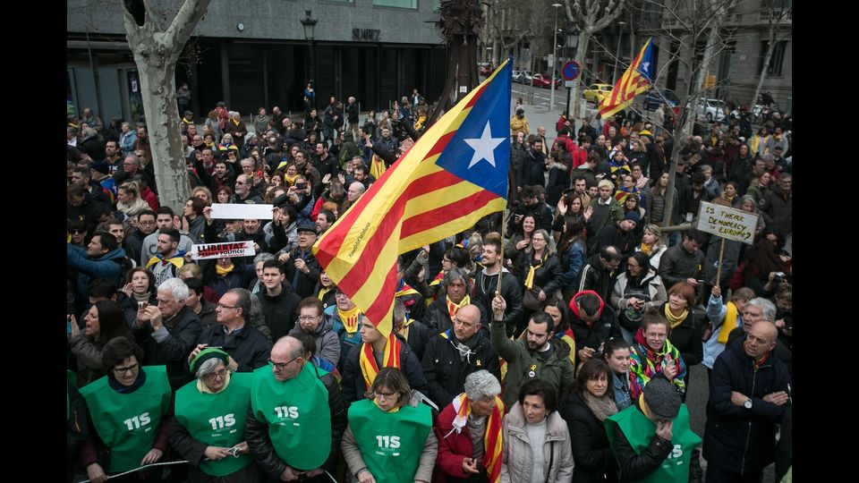 Manifestazione a Barcellona contro fermo in Germania di Carles Puigdemont &nbsp;