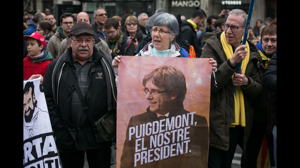 Manifestazione a Barcellona contro fermo in Germania di Carles Puigdemont &nbsp;