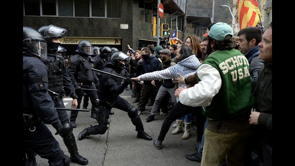 Manifestazione a Barcellona contro fermo in Germania di Carles Puigdemont, scontri con polizia&nbsp;
