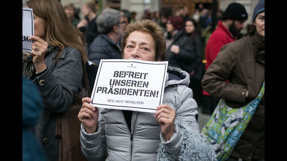 Manifestazione a Barcellona contro fermo in Germania di Carles Puigdemont &nbsp;