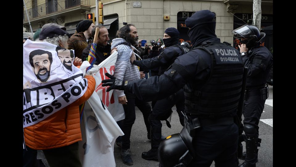Manifestazione a Barcellona contro fermo in Germania di Carles Puigdemont, scontri con polizia&nbsp;