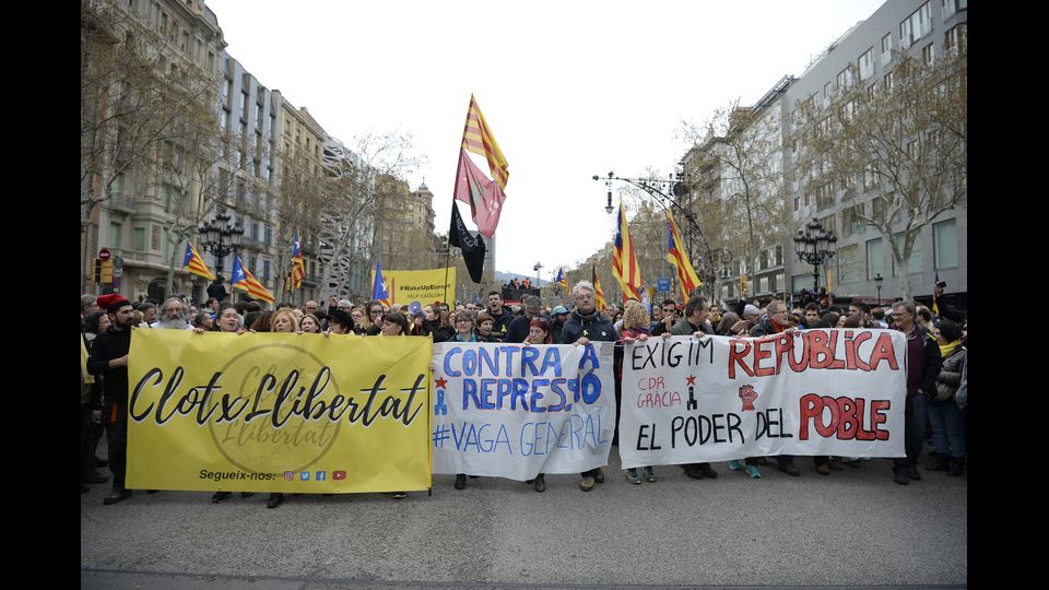 Manifestazione a Barcellona contro fermo in Germania di Carles Puigdemont &nbsp;