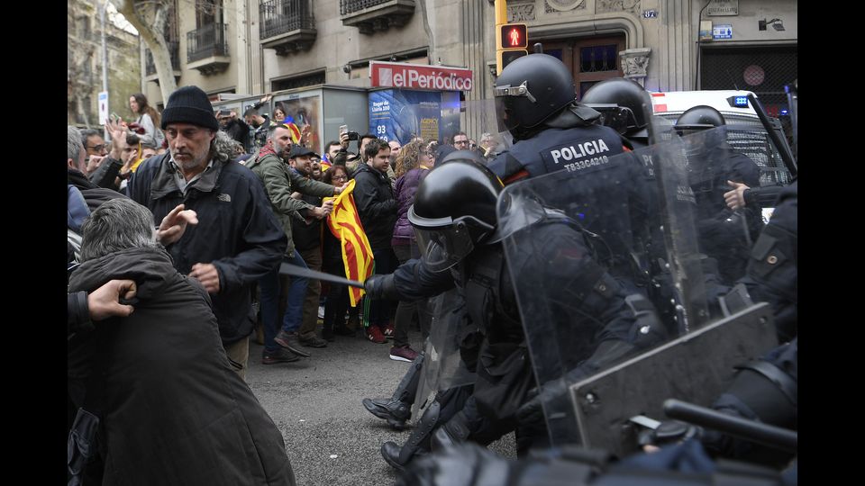 Manifestazione a Barcellona contro fermo in Germania di Carles Puigdemont &nbsp;