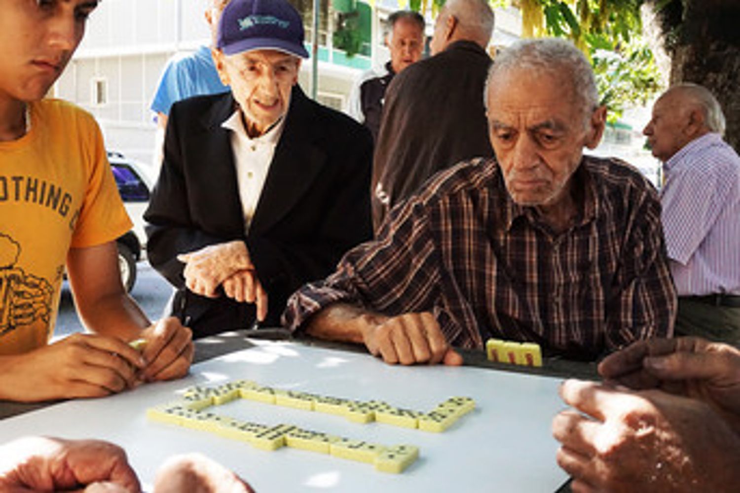 &nbsp;Anziani in un parco di Caracas