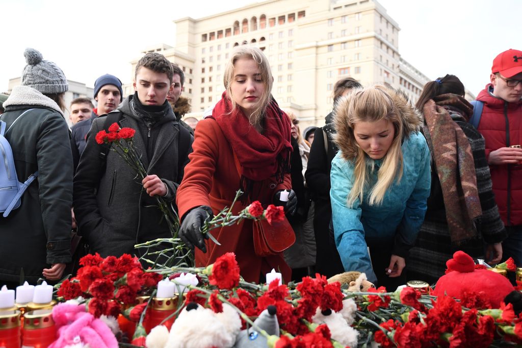 I cittadini di Mosca rendono omaggio alle vittime del rogo
