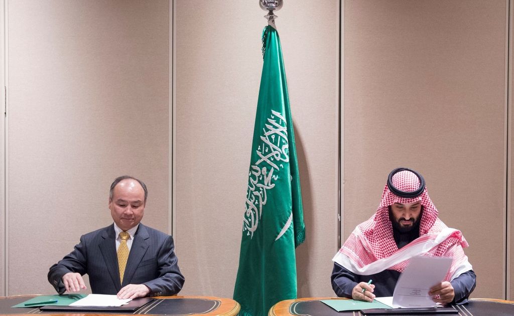 Mohammed bin Salman Al Saud  e Masayoshi Son firmano l'accordo sulle rinnovabili