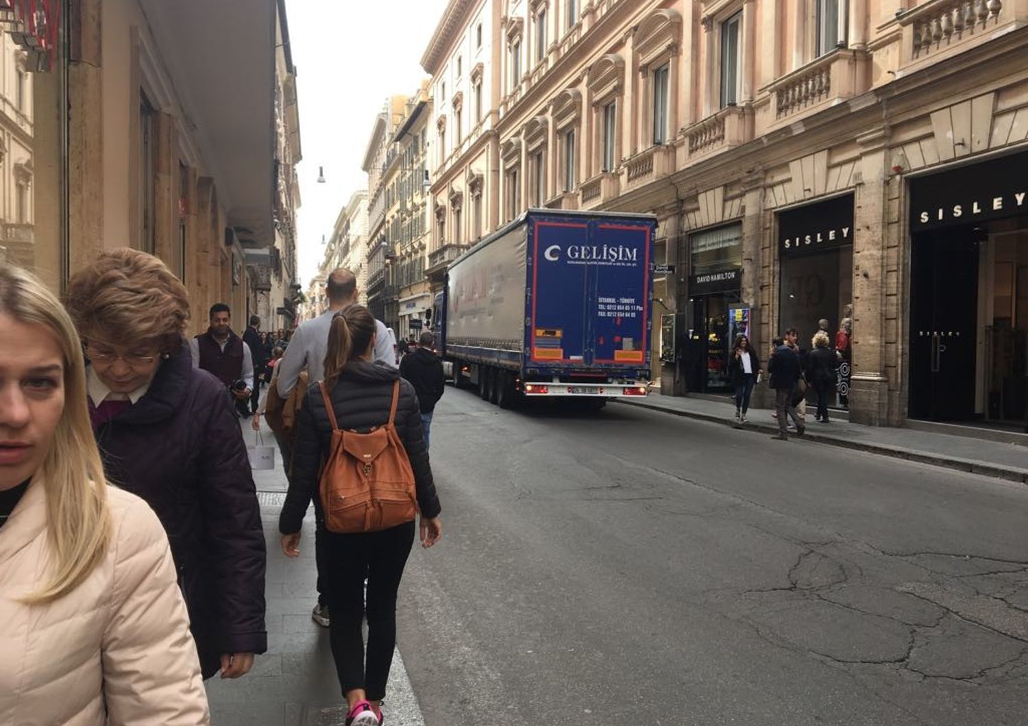 Roma: Tir turco &#39;buca&#39; sicurezza e arriva in via del Corso