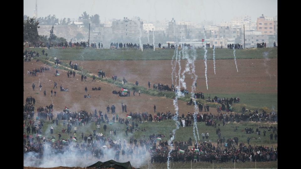 &nbsp;E' la prima volta che i droni, pilotati a distanza, vengono utilizzati con lo scopo di lanciare lacrimogeni per disperdere la folla.