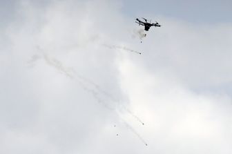 Droni automatici armati di gas lacrimogeni da fare piovere sui manifestanti. E' questa la nuova arma che ha sfoggiato l'esercito israeliano contro i manifestanti palestinesi schierati lungo il confine della Striscia di Gaza.