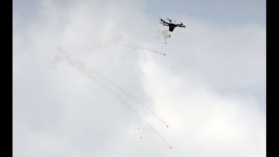Droni automatici armati di gas lacrimogeni da fare piovere sui manifestanti. E' questa la nuova arma che ha sfoggiato l'esercito israeliano contro i manifestanti palestinesi schierati lungo il confine della Striscia di Gaza.