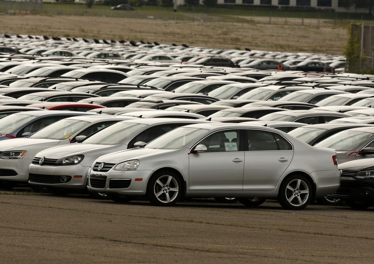 &nbsp;Centinaia di Audi e Volkswagen ricomprate dalle case tedesche per il dieselgate parcheggiate al Silverdome di Pontiac, nel Michigan