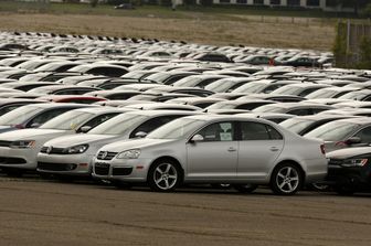 &nbsp;Centinaia di Audi e Volkswagen ricomprate dalle case tedesche per il dieselgate parcheggiate al Silverdome di Pontiac, nel Michigan