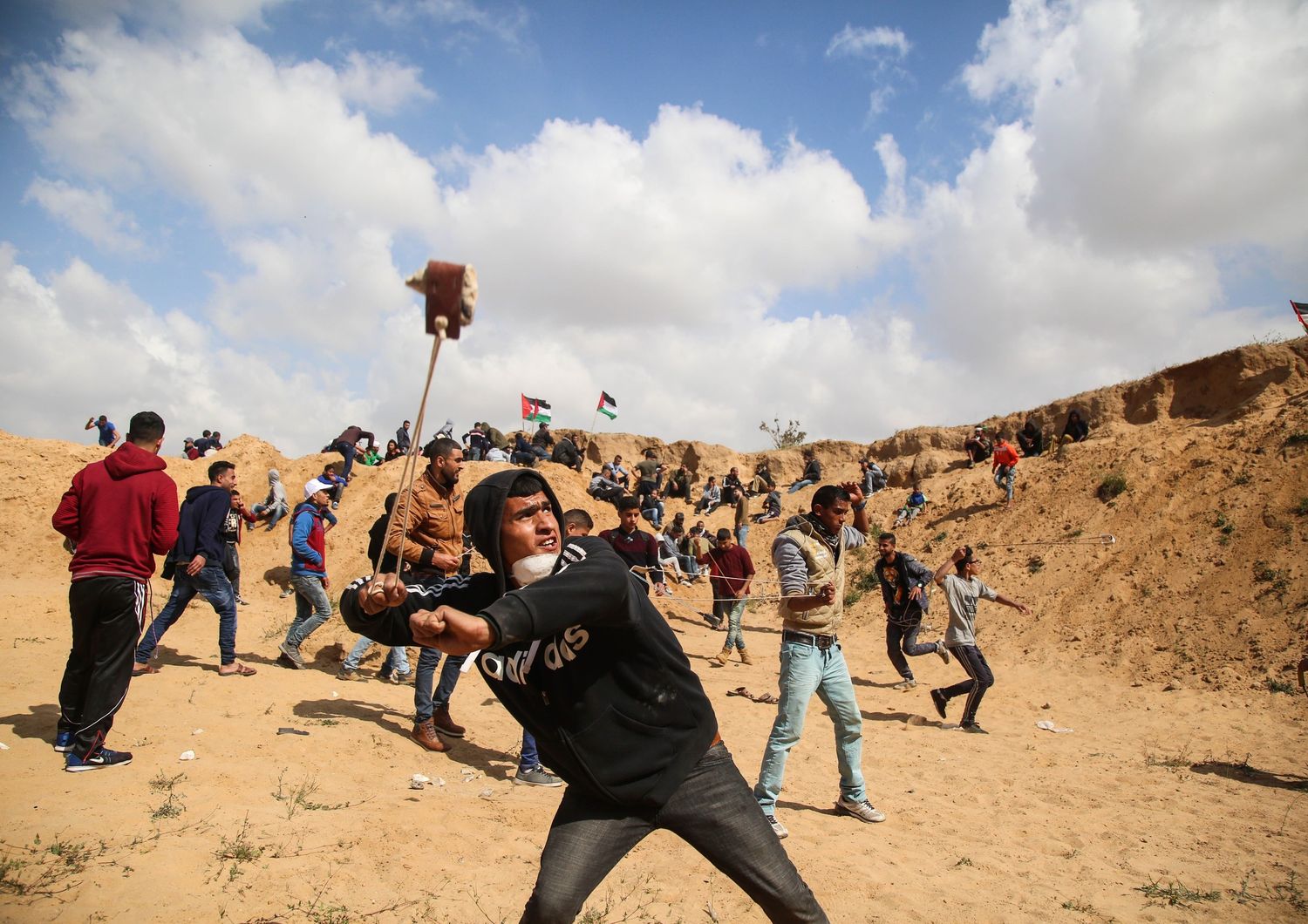 &nbsp;Lancio di pietre contro le truppe israeliane al confine con la Striscia di Gaza
