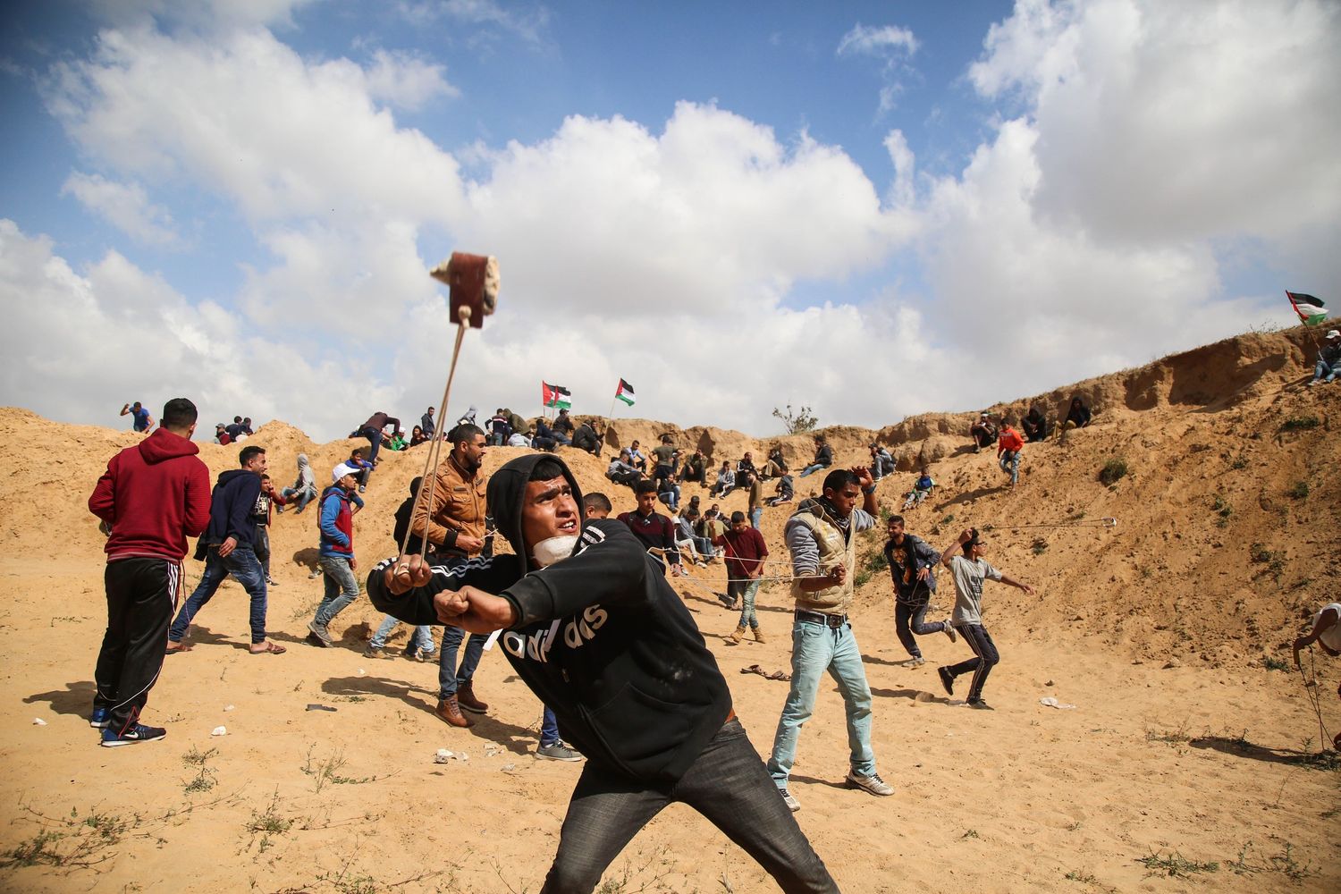 &nbsp;Lancio di pietre contro le truppe israeliane al confine con la Striscia di Gaza