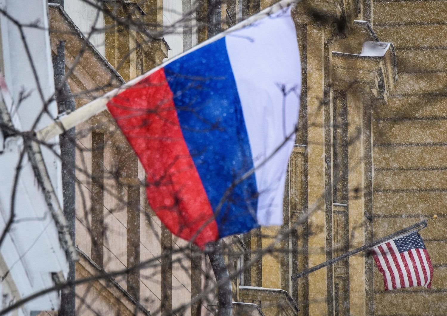 &nbsp;La bandiera russa e quella statunitense sulla facciata dell'ambasciata Usa a Mosca
