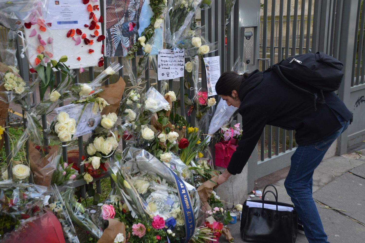 &nbsp;Fiori davanti la casa di Mireille Knoll, l'anziana ebrea uccisa in un'aggressione antisemita