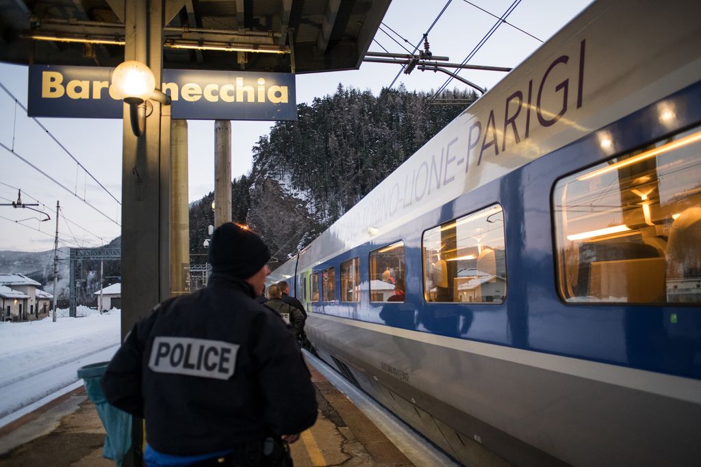 &nbsp;Un agente francese alla stazione di Bardonecchia