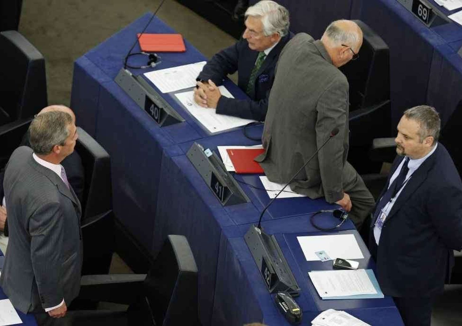 Ue: Farage e Ukip voltano spalle durante l'inno. Schulz rieletto - Video e Foto