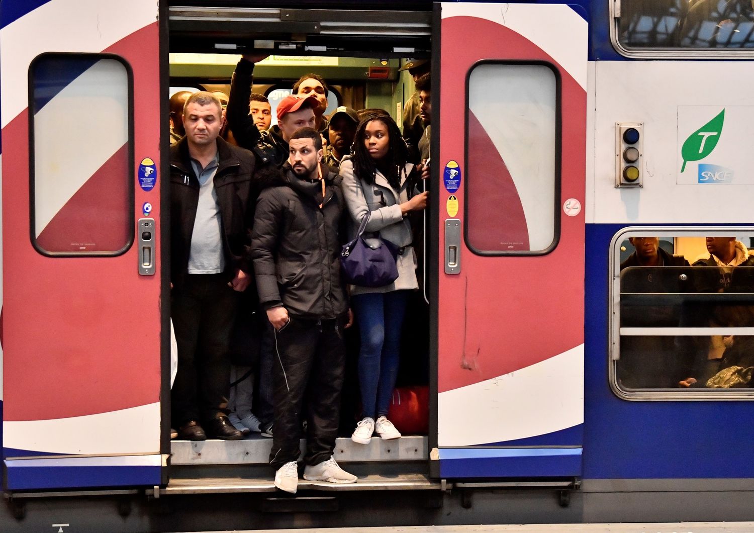 &nbsp;Treni pendolari fermi nella Gare de Lyon per lo sciopero dei ferrovieri in Francia