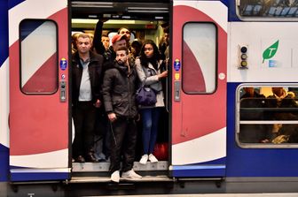 &nbsp;Treni pendolari fermi nella Gare de Lyon per lo sciopero dei ferrovieri in Francia