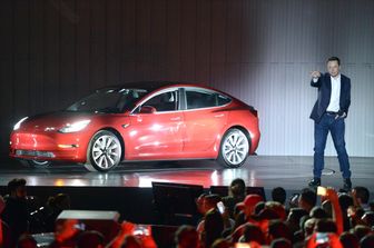 Sar&agrave; un caso, ma&nbsp;Musk&nbsp;prende il controllo della Model 3 e la produzione &egrave; subito aumentata