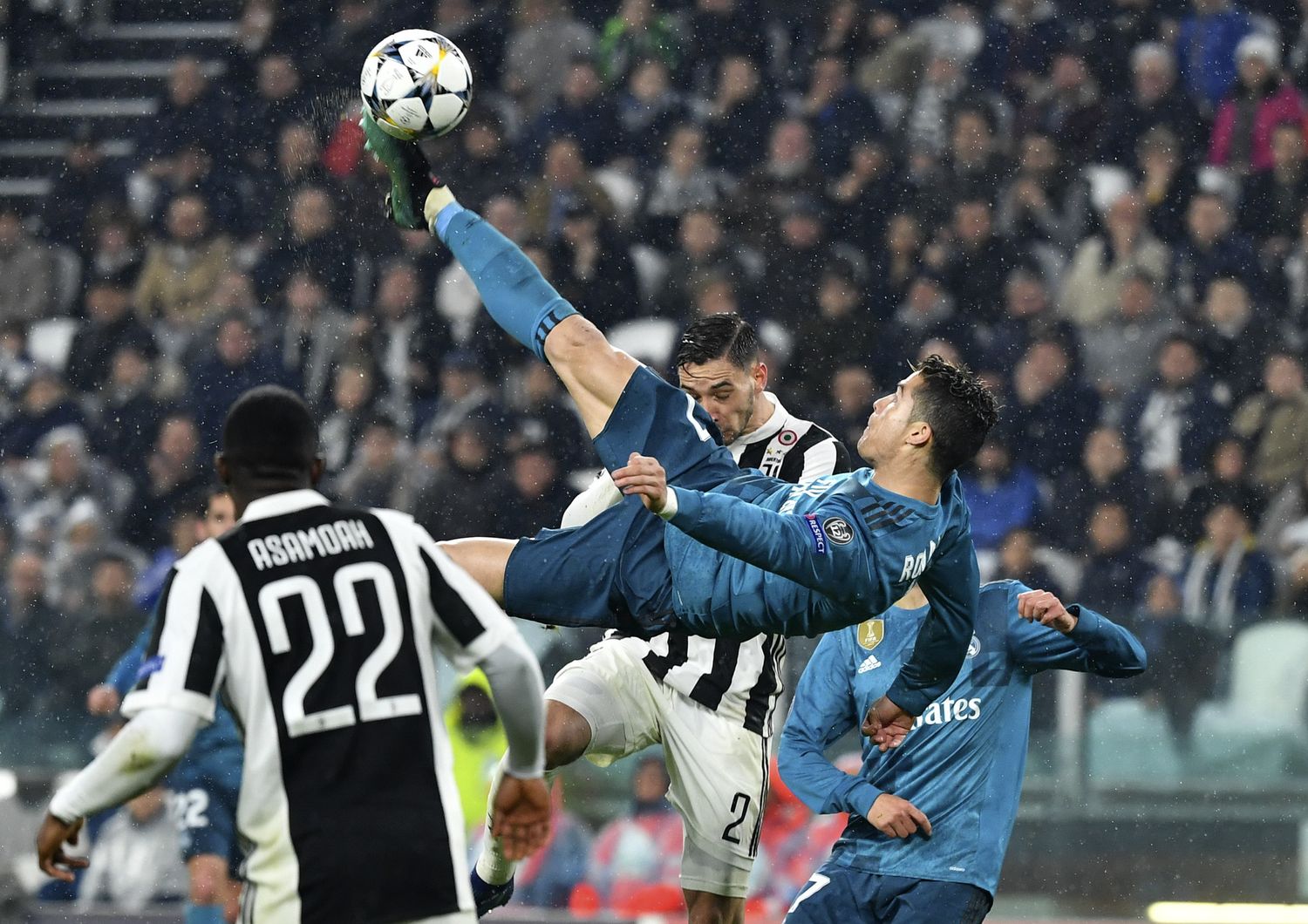 &nbsp;Cristiano Ronaldo segna in rovesciata a 2,23 metri di altezza durante Juvce-Real Madrid&nbsp;