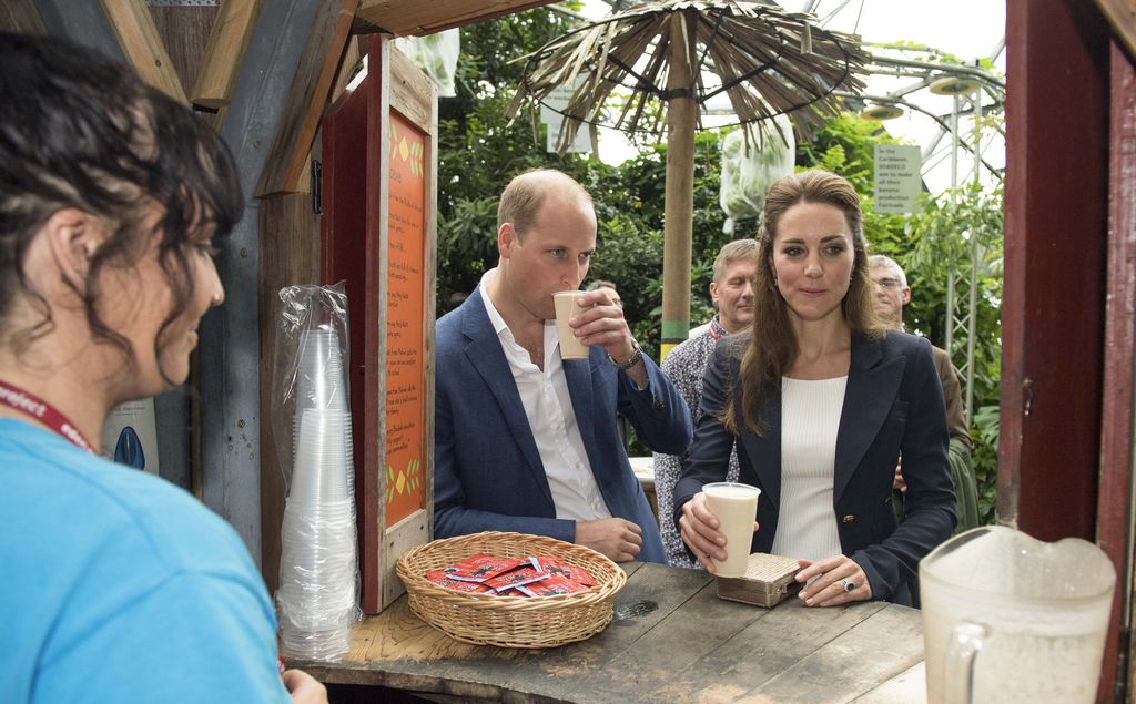 &nbsp;Il principe William e Kate Middelton sorseggiano una spremnuta di frutto di baobab