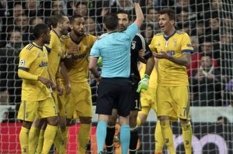 Buffon espulso dall'arbitro Oliver (AFP)