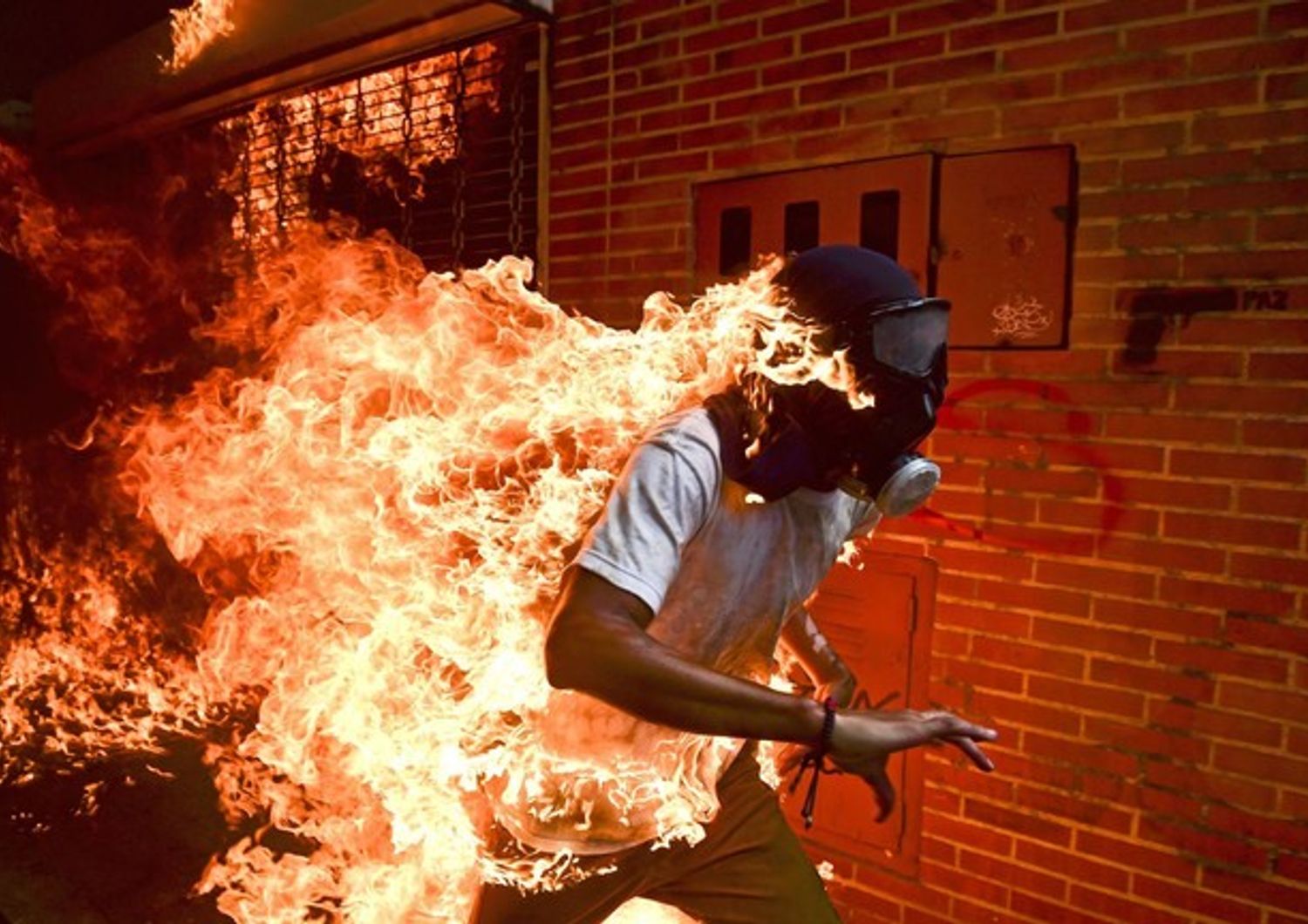 &nbsp;'Man on fire', vincitrice del World Press Photo 2018