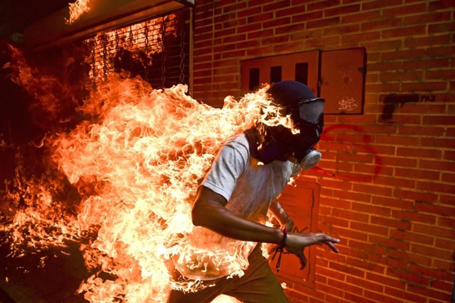 &nbsp;'Man on fire', vincitrice del World Press Photo 2018