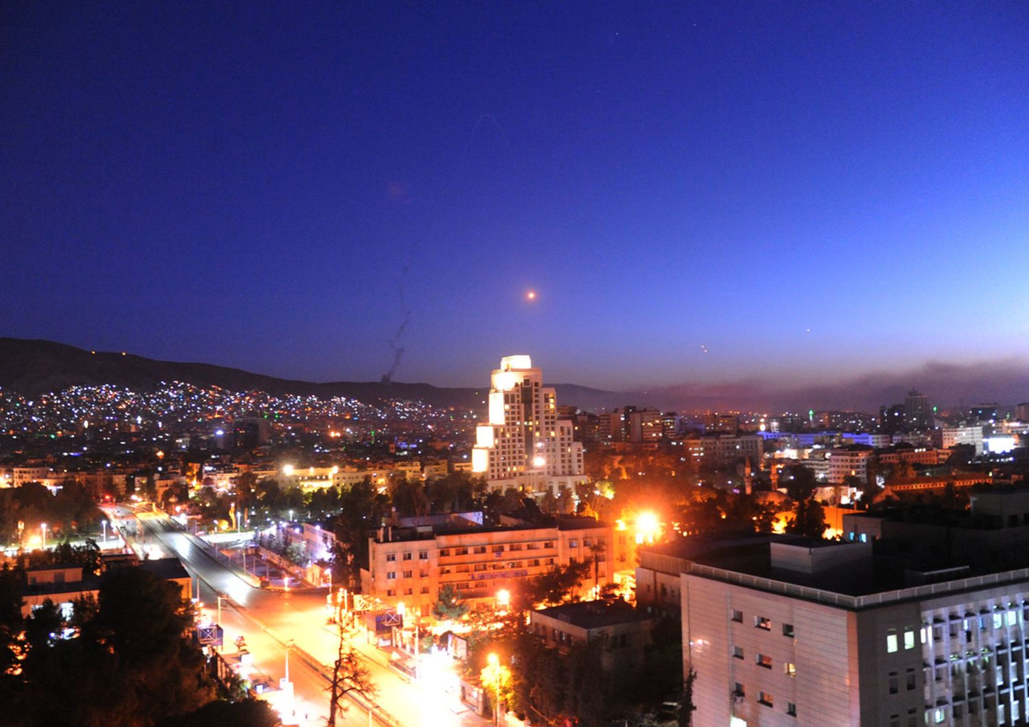Missili terra-aria sulla capitale di Damasco in risposta agli attacchi degli Stati Uniti