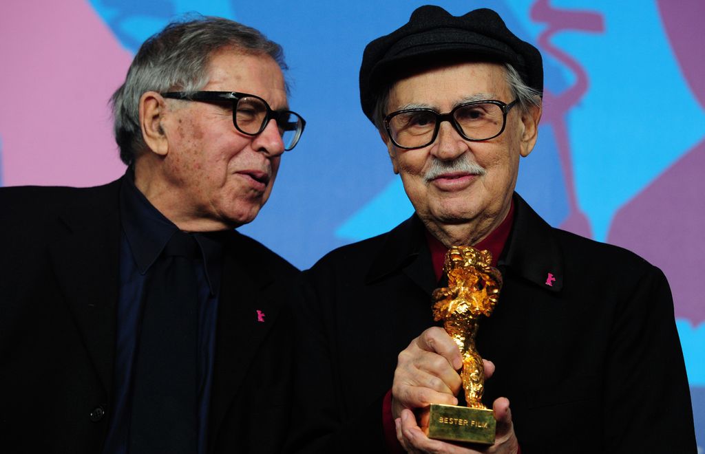 Paolo e Vittorio Taviani con l'Orso d'Oro vinto per 'Cesare deve morire' nel 2012
