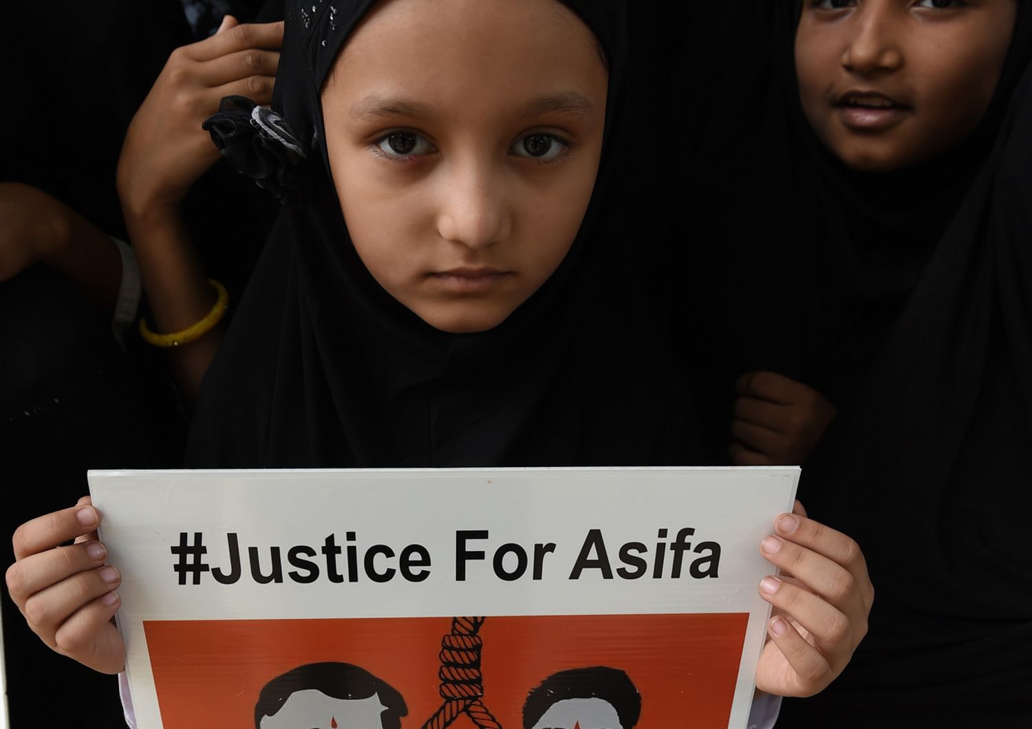 &nbsp;Una bambina a Nuova Deli chiede con un cartello giustizia per Asifa