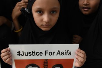 &nbsp;Una bambina a Nuova Deli chiede con un cartello giustizia per Asifa
