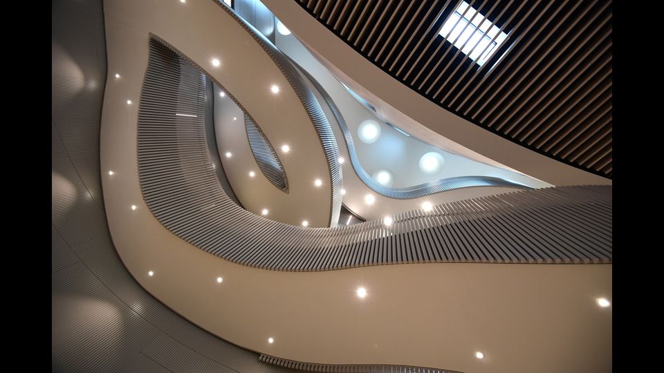 Nella struttura, premiata con il livello &quot;Platinum&quot;&nbsp;della certificazione&nbsp;Leed, il riconoscimento pi&ugrave;&nbsp;alto per quanto riguarda l'eccellenza energetico-ambientale, trovano spazio, infatti, un centro congressi, che&nbsp;potr&agrave;&nbsp;ospitare fino a 1000 persone, il&nbsp;Bistrot, aperto a tutti, non solo ai dipendenti, ispirato alla filosofia 'Slow Food' ed anche un'area archeologica, nella quale si trovano i resti di una basilica paleocristiana del IV-V secolo dopo Cristo, venuta alla luce durante i lavori di realizzazione dell'edificio e resa ora visibile attraverso una vetrata che la protegge.&nbsp;