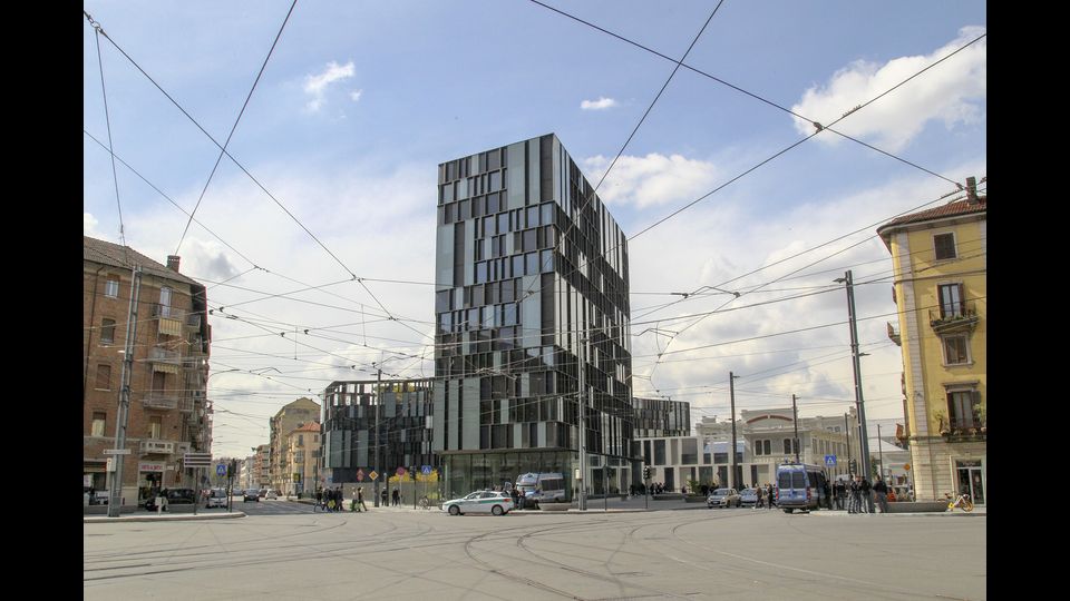 &nbsp;Nella Nuvola&nbsp;Lavazza, firmata dall'architetto Cino&nbsp;Zucchi, ha sede, infatti, il quartier generale dell'Azienda, ma anche spazi di collegamento con la&nbsp;citt&agrave;&nbsp;e non solo.&nbsp;