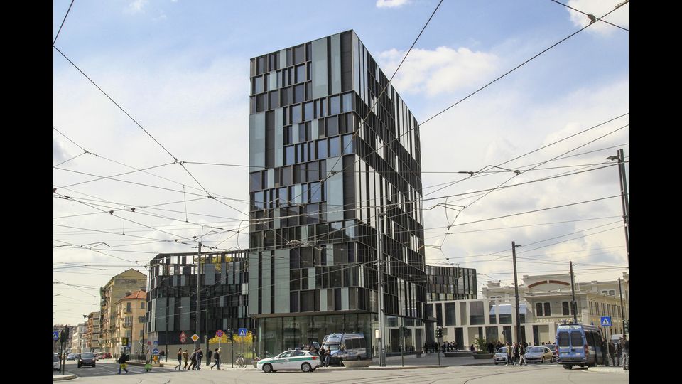 L'8 giugno poi&nbsp;&egrave;&nbsp;prevista&nbsp;l'apertura del ristorante &quot;Condividere&quot;, il&nbsp;concept&nbsp;di&nbsp;Ferran&nbsp;Adri&agrave;, realizzato con la scenografia di Dante Ferretti e la presenza dello chef Federico&nbsp;Zanasi&nbsp;proporr&agrave;&nbsp;una nuova&nbsp;modalit&agrave;&nbsp;di &quot;condivisione informale di piatti d'autore&quot;. E nella nuova area&nbsp;Lavazza&nbsp;non poteva mancare un museo dedicato al&nbsp;caff&egrave;. Nei suoi locali, che apriranno al pubblico il prossimo 8 giugno, con l'allestimento di Ralph&nbsp;Appelbaum&nbsp;sar&agrave;&nbsp;possibile intraprendere un viaggio sensoriale nella cultura del&nbsp;caff&egrave;, intrecciato al racconto della storia della famiglia&nbsp;Lavazza. Ad accompagnare i visitatori i testi scritti dalla Scuola&nbsp;Holden&nbsp;con la supervisione di Alessandro&nbsp;Baricco.