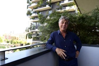 &nbsp;Stefano Boeri davanti al 'Bosco verticale', uno dei suoi progetti pi&ugrave; premiati