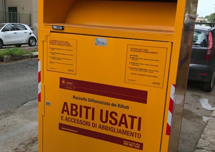 A Roma sono tornati i cassonetti gialli per la raccolta di abiti usati. Cosa sapere
