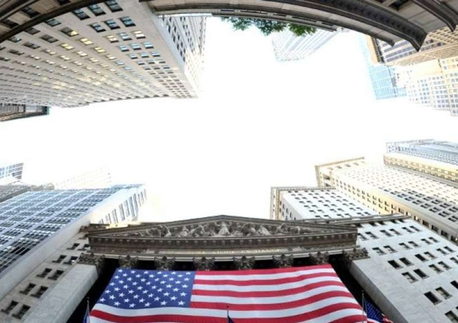 Wall Street: apre positiva, brilla Intel, in calo Bofa e Yahoo