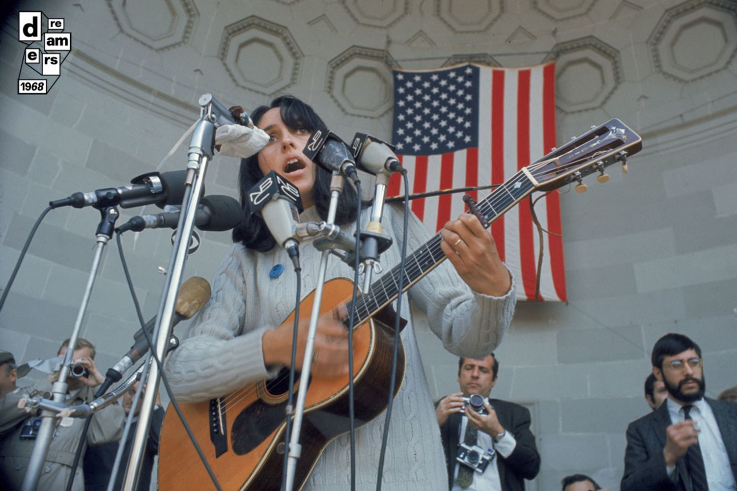 New York, Joan Baez, cantante e attivista sociale americana, canta ad una manifestazione contro la guerra a Central Park, 3 aprile.&nbsp;