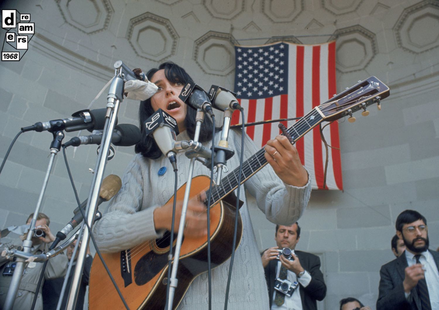 New York, Joan Baez, cantante e attivista sociale americana, canta ad una manifestazione contro la guerra a Central Park, 3 aprile.&nbsp;