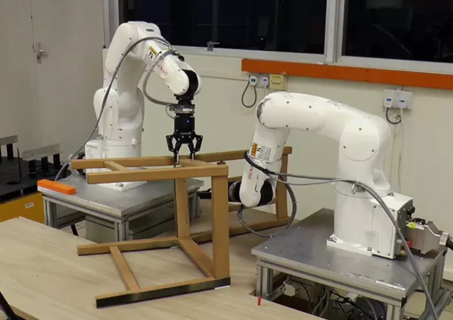 &nbsp;Il robot che monta le sedie Ikea in azione