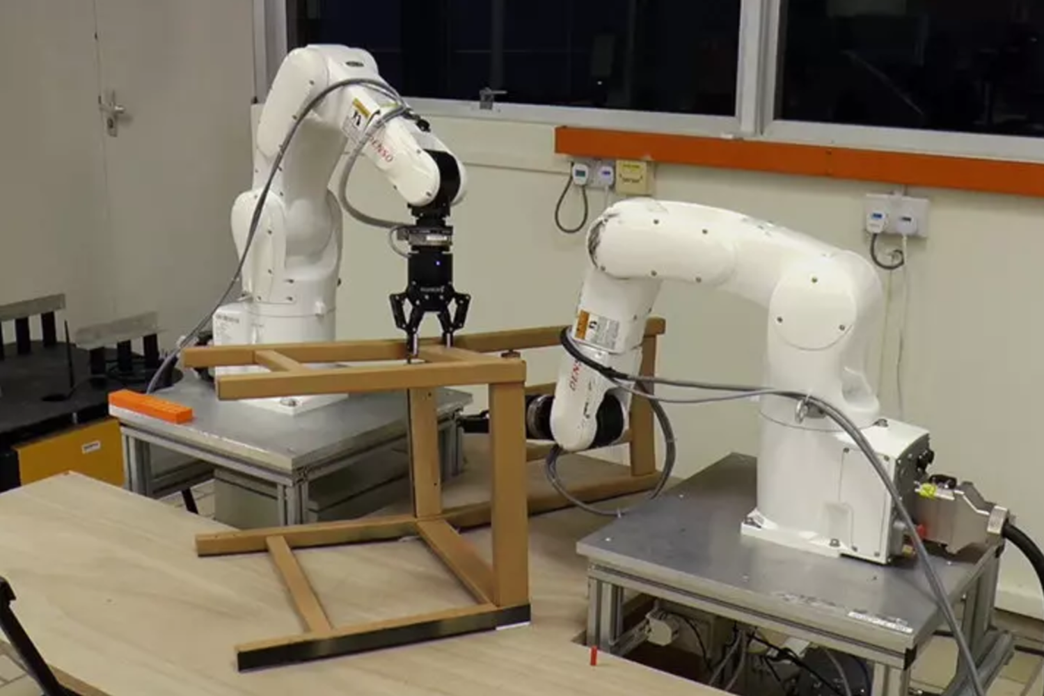 &nbsp;Il robot che monta le sedie Ikea in azione