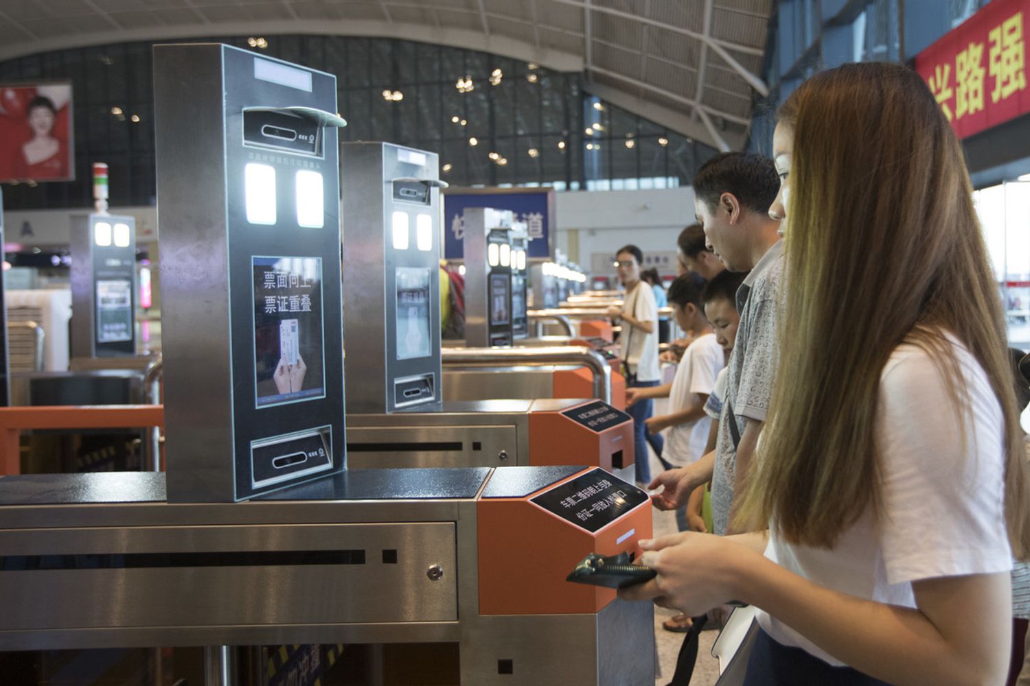 &nbsp;Controlli con il riconoscimento facciale in una stazione della provincia cinese dell'Hubei