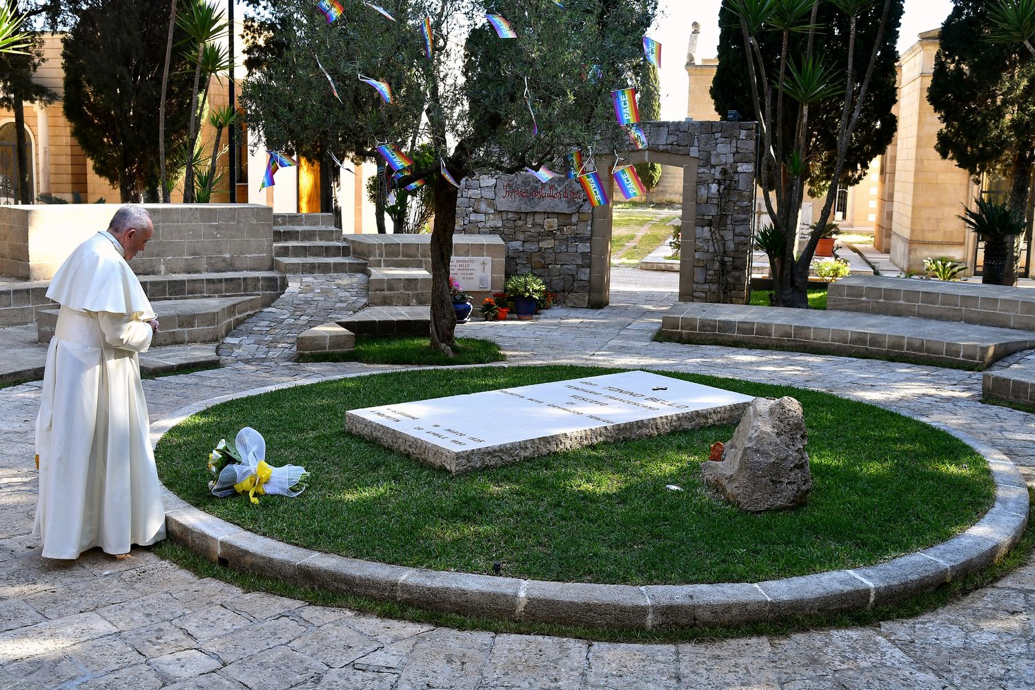 Papa Francesco ad Alessano davanti tomba don Tonino Bello (Afp)&nbsp;