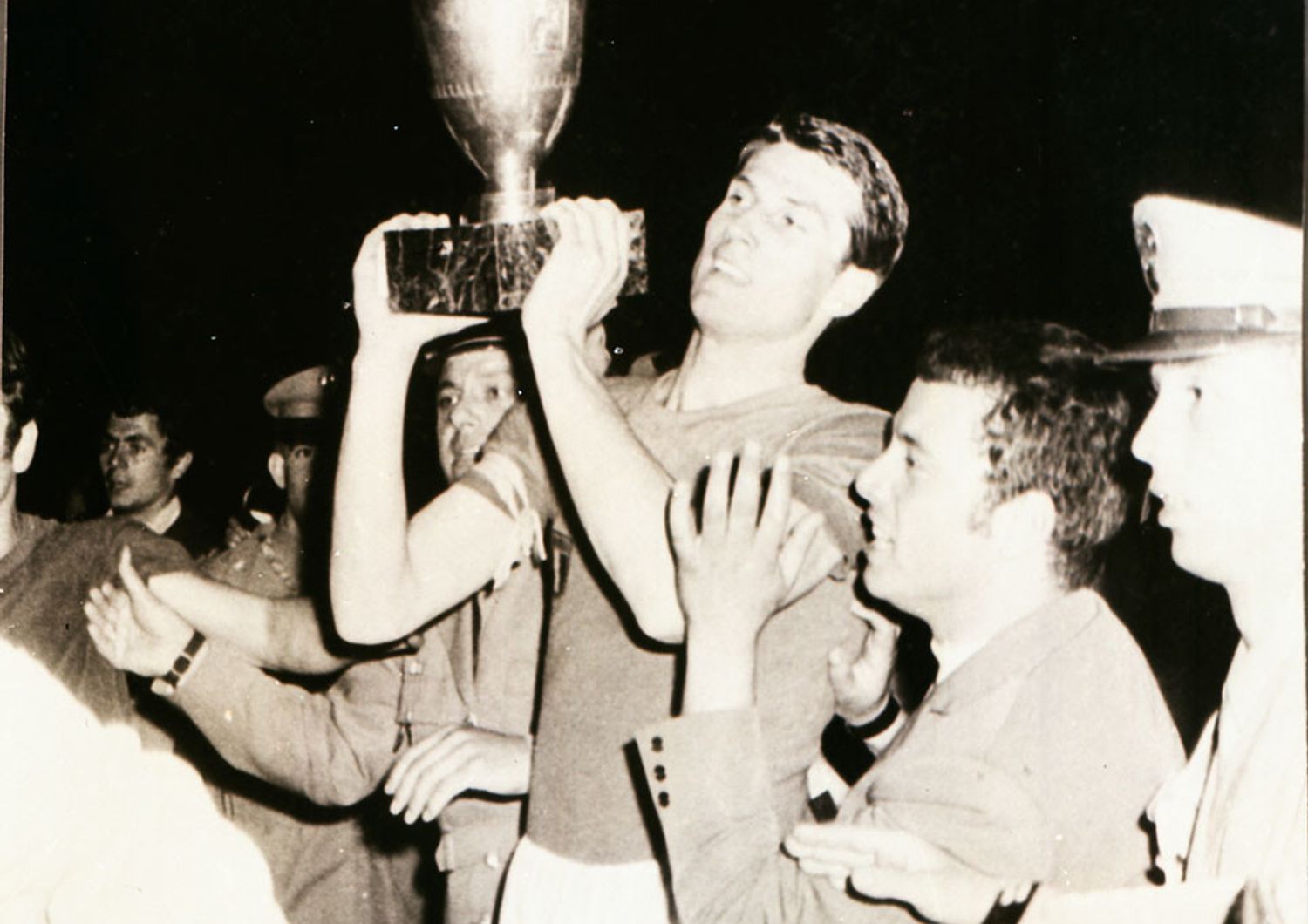 Il capitano dell'Italia, Giacinto Facchetti solleva la Coppa Henri Delaunay dopo la conquista del terzo campionato europeo di calcio, vinto dagli Azzurri